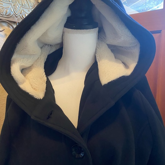 Gently Loved. IRIS Basic Woman’s Coat. Black 2 Side pockets, Button up &Tie - Picture 3 of 11